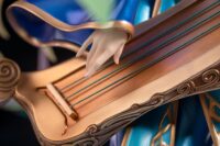 Descubre el apasionante mundo de Estatua Maven of the Strings Sona 31 cm.