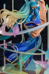 Descubre el apasionante mundo de Estatua Maven of the Strings Sona 31 cm.