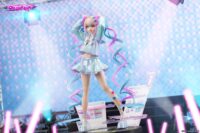 Descubre el apasionante mundo de Estatua KawaiiAngel chan 24 cm APEX.