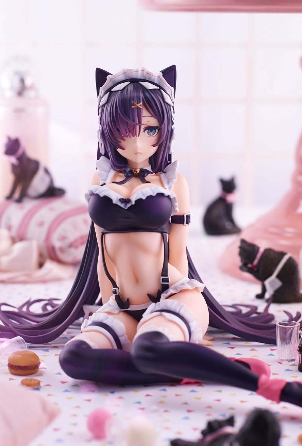 Descubre el apasionante mundo de Estatua Original Character Cat Maid 15 cm.