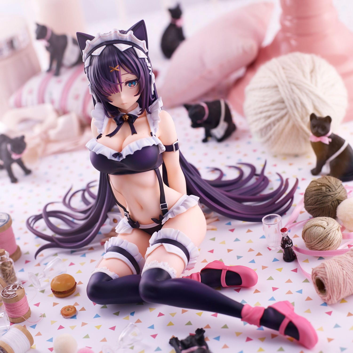 Descubre el apasionante mundo de Estatua Original Character Cat Maid 15 cm.