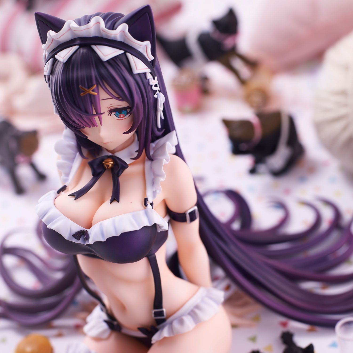 Descubre el apasionante mundo de Estatua Original Character Cat Maid 15 cm.