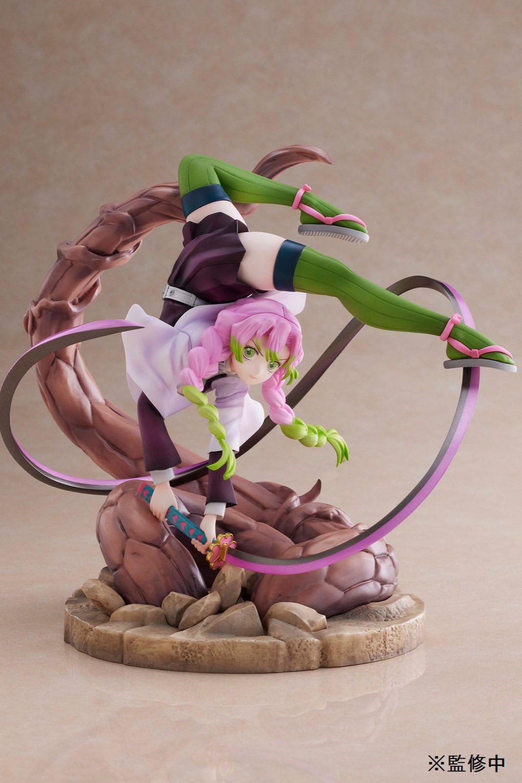 Descubre el apasionante mundo de Estatua Demon Slayer Mitsuri Kanroji 19 cm.