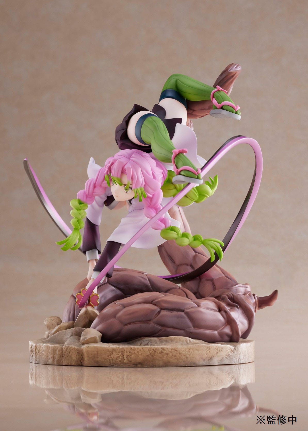 Descubre el apasionante mundo de Estatua Demon Slayer Mitsuri Kanroji 19 cm.