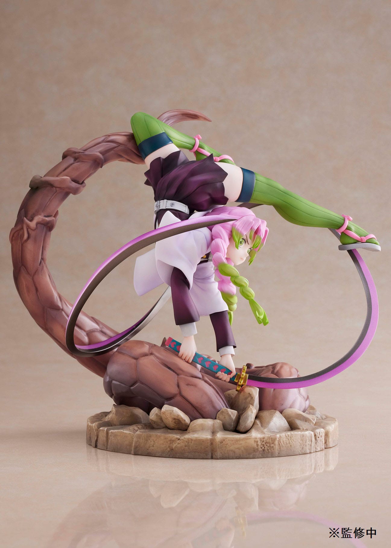 Descubre el apasionante mundo de Estatua Demon Slayer Mitsuri Kanroji 19 cm.