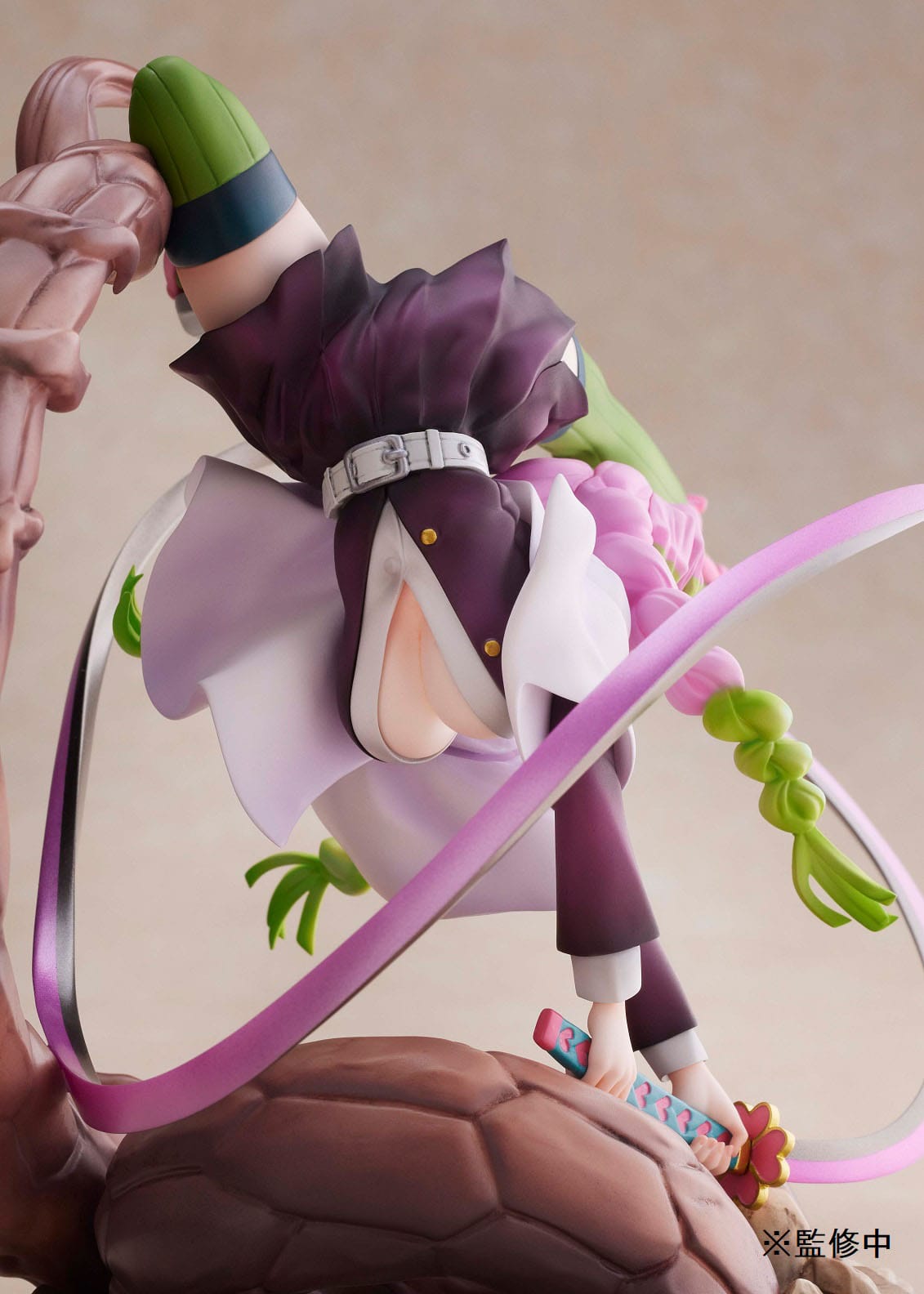 Descubre el apasionante mundo de Estatua Demon Slayer Mitsuri Kanroji 19 cm.