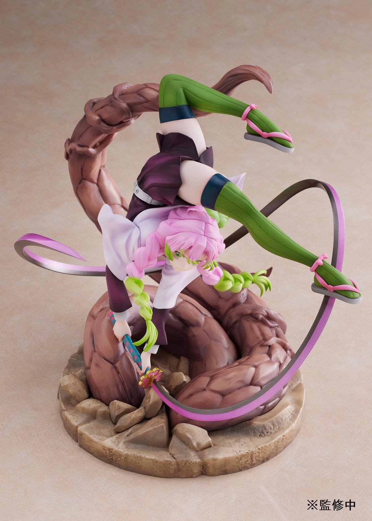 Descubre el apasionante mundo de Estatua Demon Slayer Mitsuri Kanroji 19 cm.