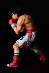 Descubre el apasionante mundo de Estatua Ippo Makunouchi fighting pose damage.