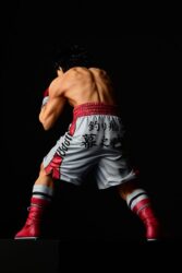 Descubre el apasionante mundo de Estatua Ippo Makunouchi fighting pose damage.