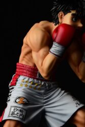 Descubre el apasionante mundo de Estatua Ippo Makunouchi fighting pose damage.