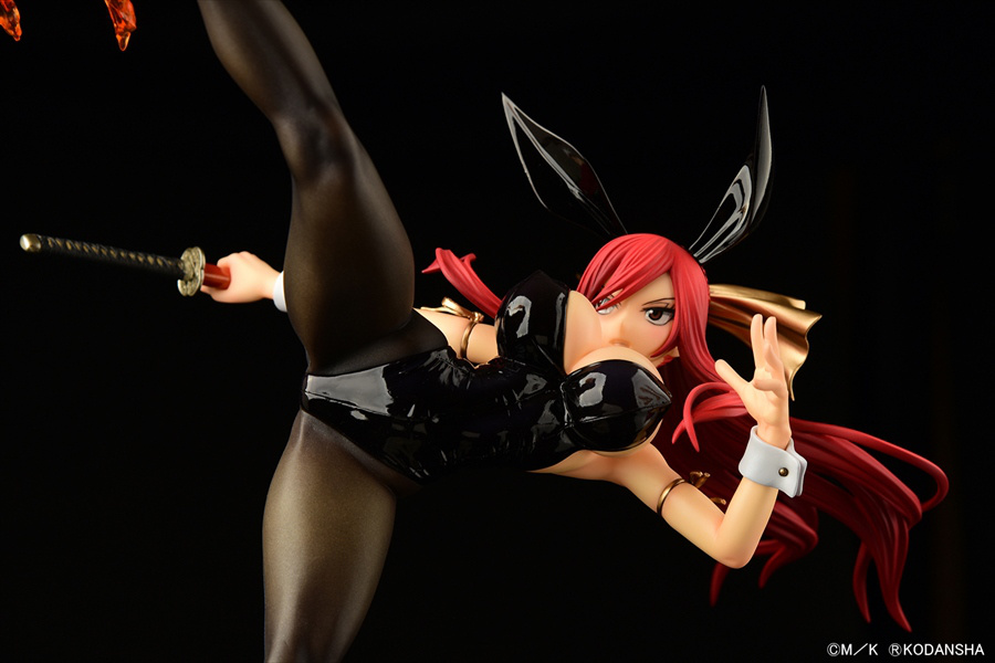 Descubre el apasionante mundo de Figura Erza Scarlet Patada Alta Versión Conejo Negro Fairy Tail.