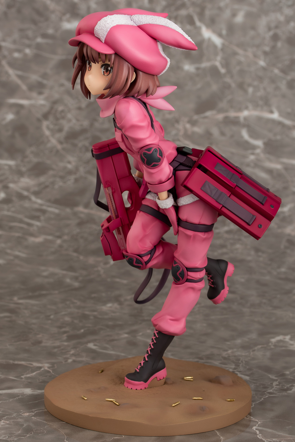 Descubre el apasionante mundo de Figura LLENN Sword Art Online Alternative Gun Gale Online Versión Bala del Desierto Reeditada.