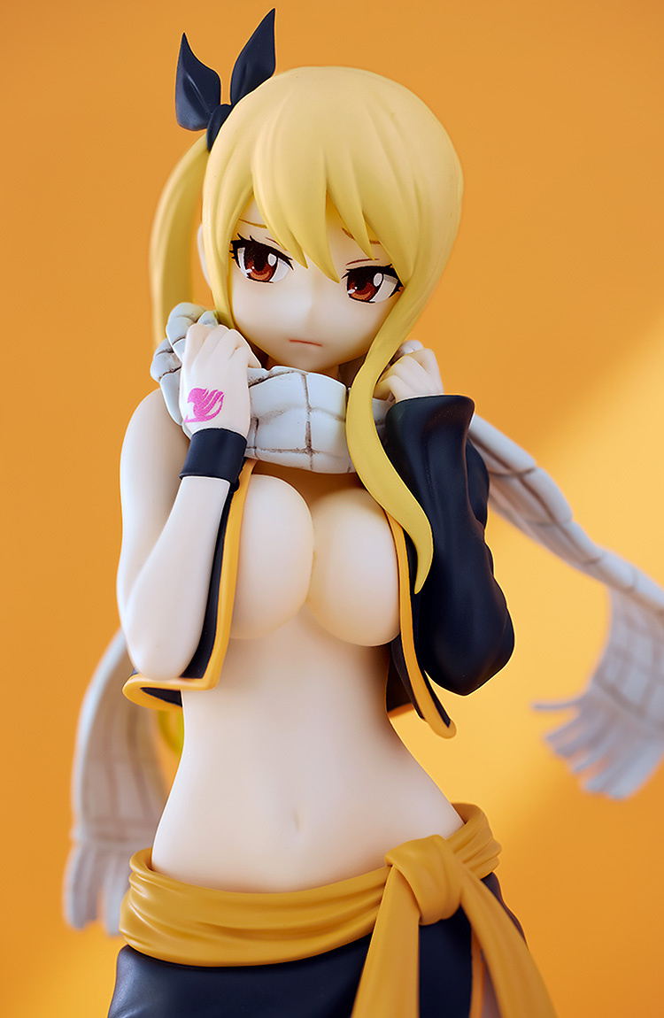 Descubre el apasionante mundo de Figura Lucy Heartfilia Traje de Natsu FAIRY TAIL.