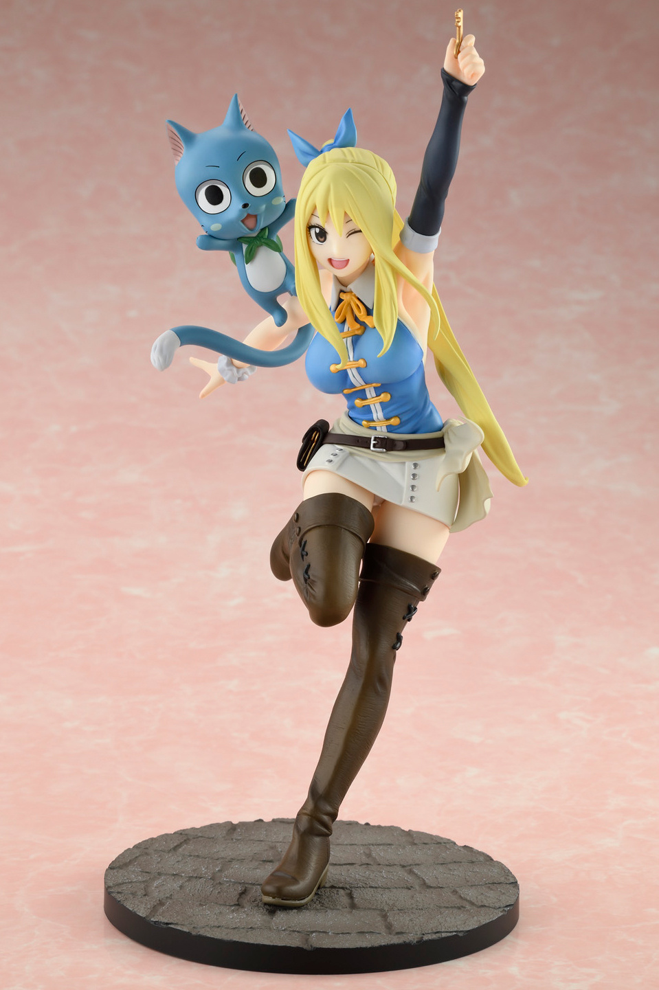 Descubre el apasionante mundo de Figura Lucy Heartfilia Versión Guiño Fairy Tail Final Series.
