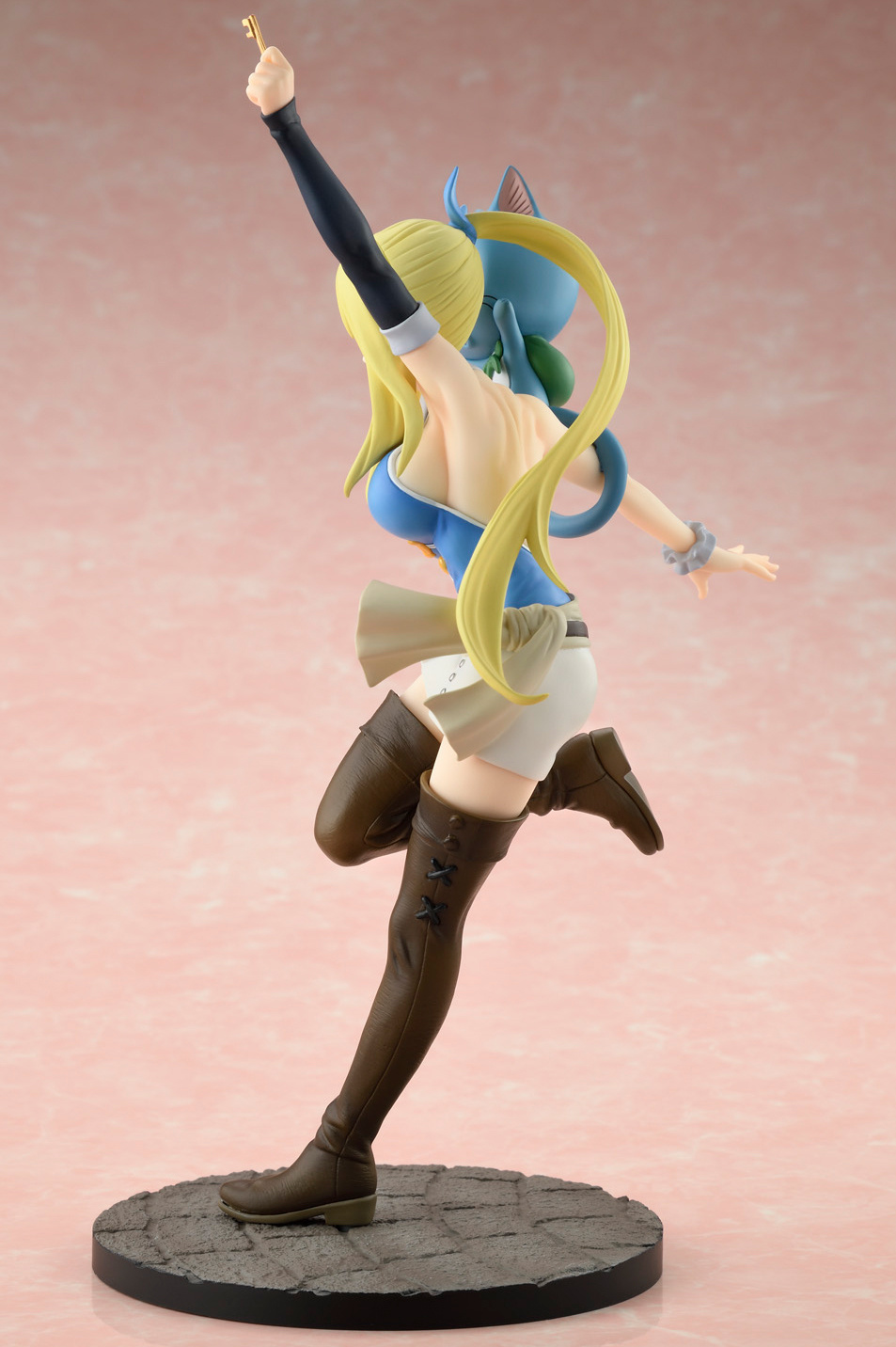 Descubre el apasionante mundo de Figura Lucy Heartfilia Versión Guiño Fairy Tail Final Series.