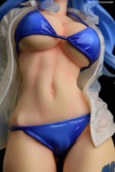 Descubre el apasionante mundo de Figura Juvia Lockser Camisa Mojada Transparente.