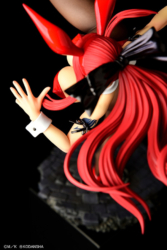 Descubre el apasionante mundo de Figura Erza Scarlet Patada Alta Versión Crimson Rabbit.