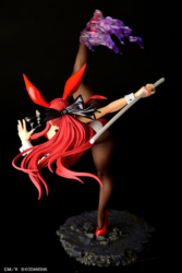 Descubre el apasionante mundo de Figura Erza Scarlet Patada Alta Versión Crimson Rabbit.