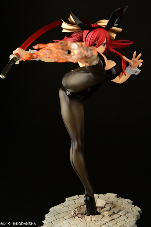 Descubre el apasionante mundo de Figura Erza Scarlet Patada Alta Versión Conejo Negro Fairy Tail.
