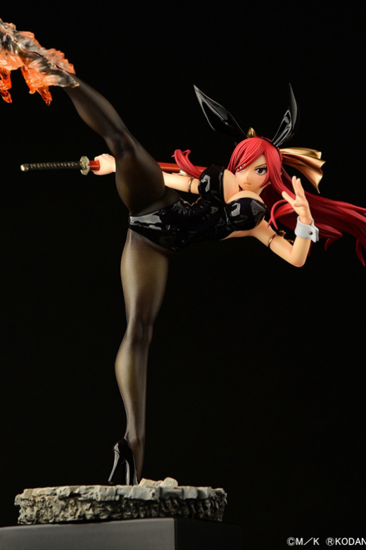 Descubre el apasionante mundo de Figura Erza Scarlet Patada Alta Versión Conejo Negro Fairy Tail.