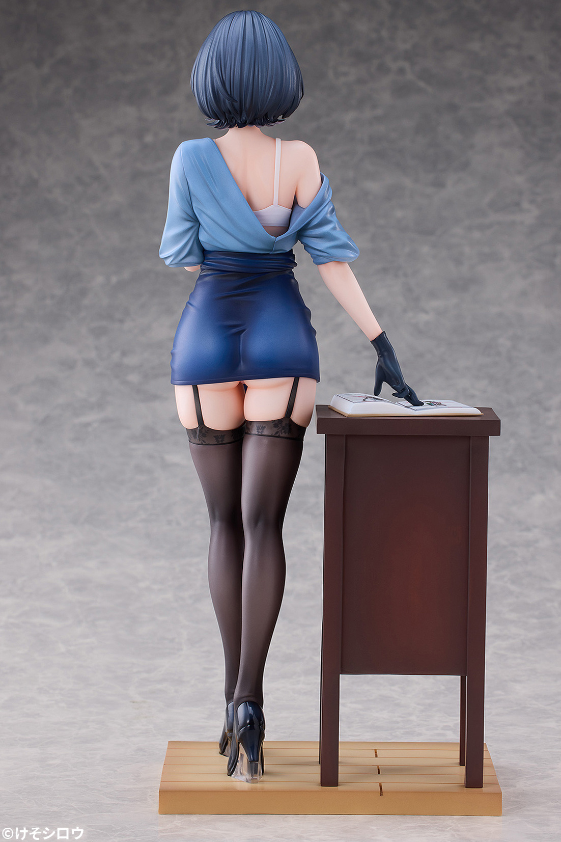 Descubre el apasionante mundo de Figura Art Teacher Rumi Desnudándose Original Character.