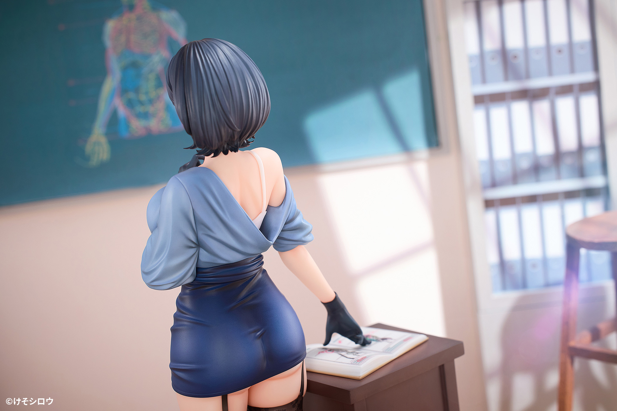 Descubre el apasionante mundo de Figura Art Teacher Rumi Desnudándose Original Character.
