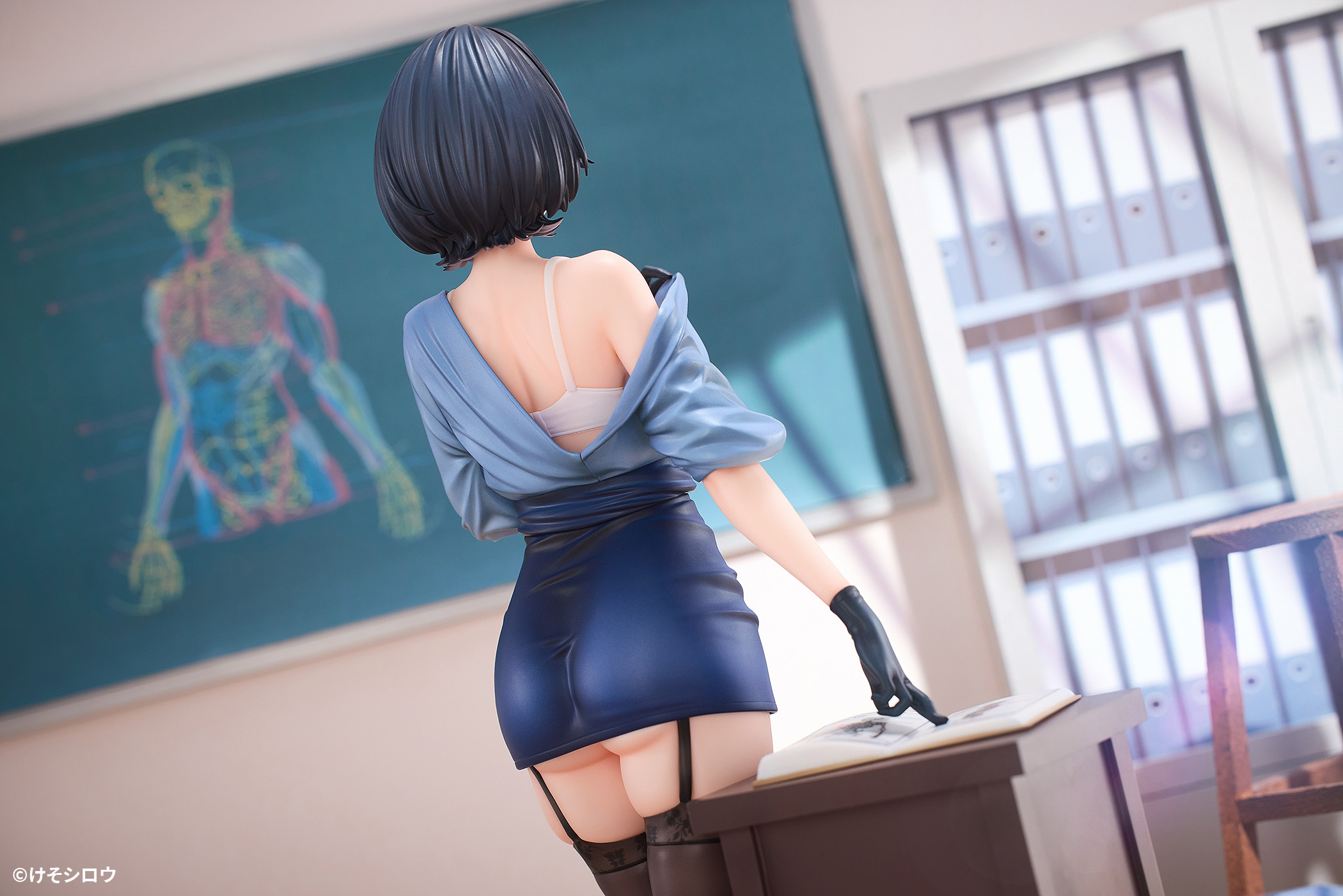 Descubre el apasionante mundo de Figura Art Teacher Rumi Desnudándose Original Character.