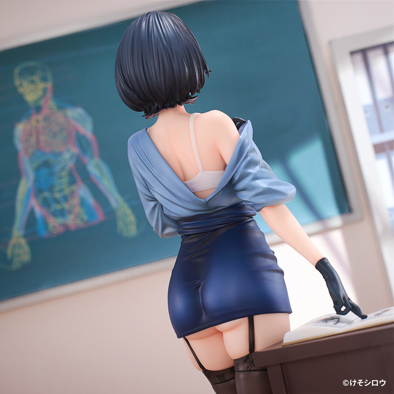 Descubre el apasionante mundo de Figura Art Teacher Rumi Desnudándose Original Character.