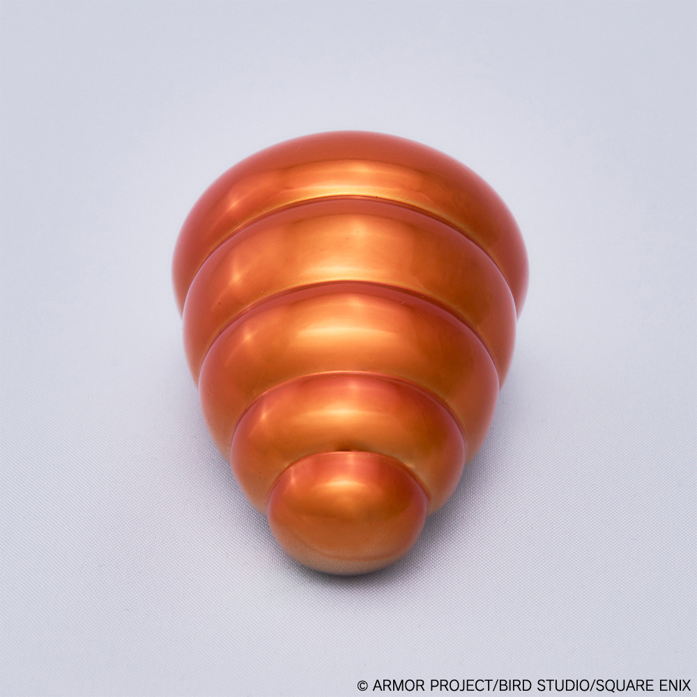 Descubre el apasionante mundo de Figura Dragon Quest Slime Coronet Galería Metálica.