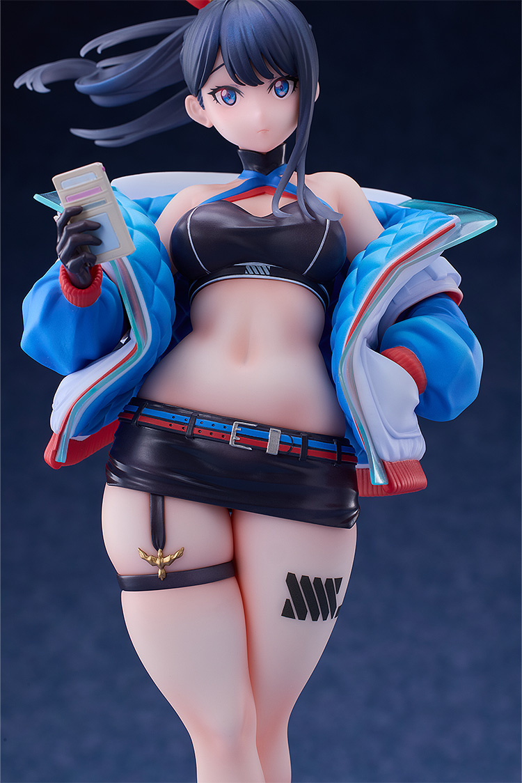Descubre el apasionante mundo de Figura Rikka Takarada Dreamy Divas Gridman Universe mas peluche.