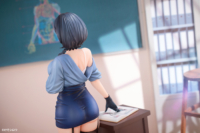 Descubre el apasionante mundo de Figura Art Teacher Rumi Desnudándose Original Character.
