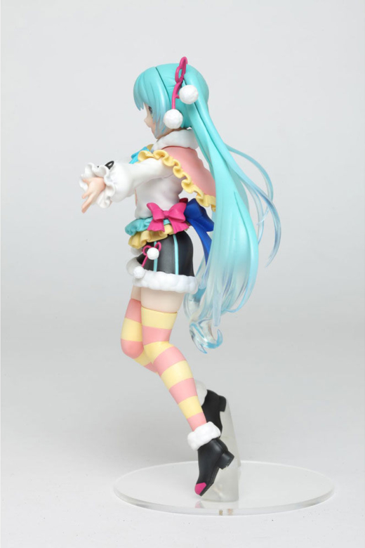 Descubre el apasionante mundo de Figura Winter Hatsune Miku 18cm.