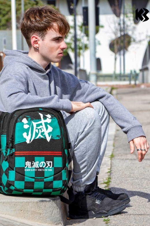 Descubre el apasionante mundo de Mochila Demon Slayer Kimetsu no Yaiba 44cm Sutoriku.