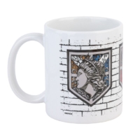 Descubre el apasionante mundo de Taza Emblemas Muros Ataque a los Titanes 350ml.