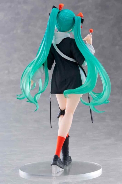 Descubre el apasionante mundo de Figura Hatsune Miku Versión Punk Fashion 18cm.