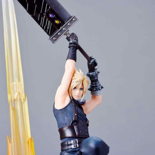 Descubre el apasionante mundo de Figura Cloud Strife Final Fantasy VII Rebirth 30 cm.