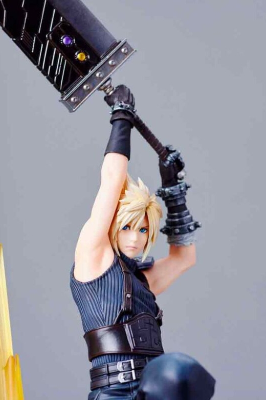 Descubre el apasionante mundo de Figura Cloud Strife Final Fantasy VII Rebirth 30 cm.