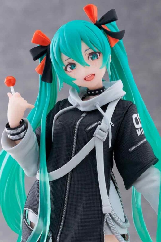 Descubre el apasionante mundo de Figura Hatsune Miku Versión Punk Fashion 18cm.