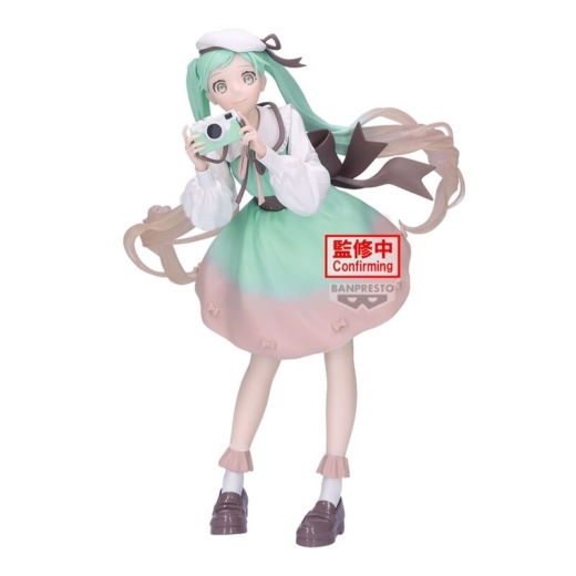 Descubre el apasionante mundo de Figura Hatsune Miku Recuerdos Navideños 20cm.
