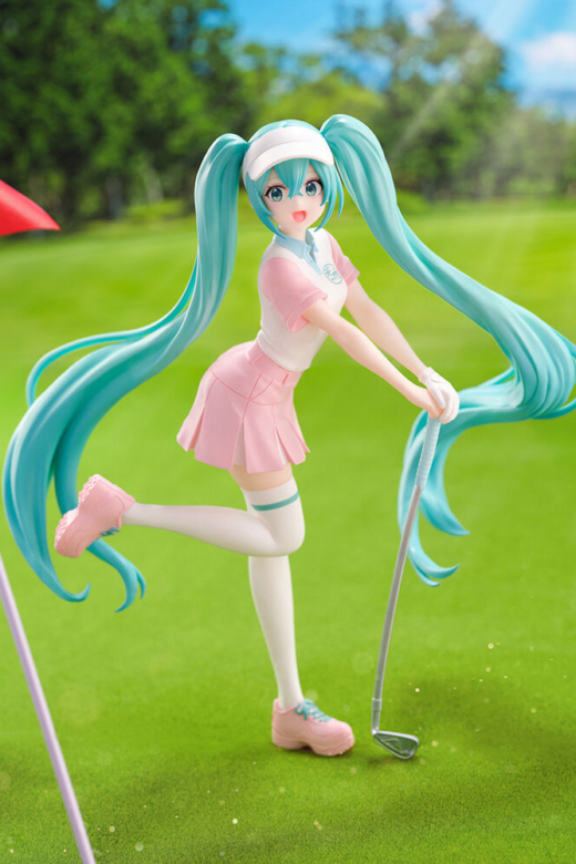 Descubre el apasionante mundo de Figura Recuerdos Navideños Golf Hatsune Miku 20cm.