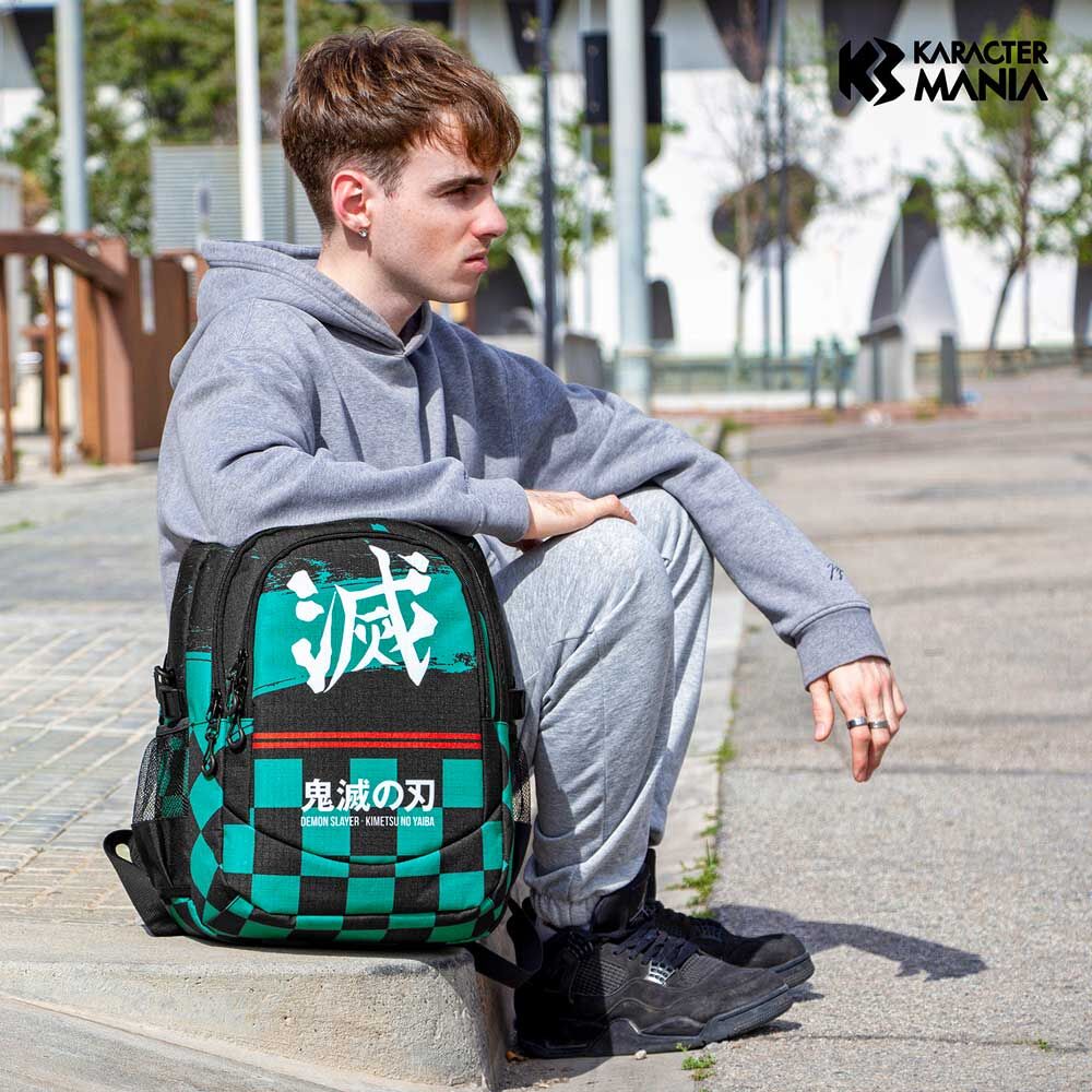 Descubre el apasionante mundo de Mochila Demon Slayer Kimetsu no Yaiba 44cm Sutoriku.