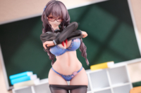 Descubre el apasionante mundo de Figura Chica con Gafas que No Quiere Hacer Educación Física.
