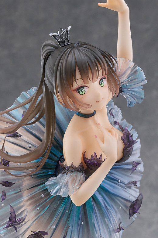 Descubre el apasionante mundo de Figura Romance Avian Chica Cisne Negro Original Character.