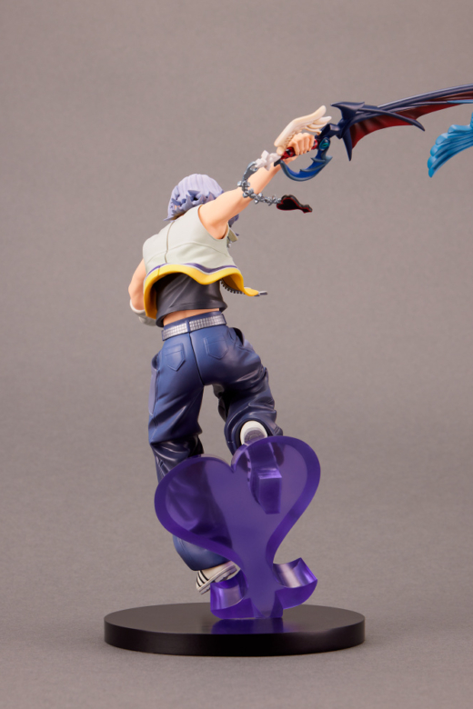 Descubre el apasionante mundo de Figura Kingdom Hearts II Form-ISM Riku.
