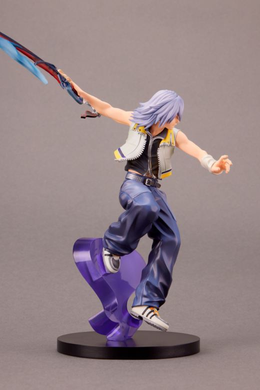 Descubre el apasionante mundo de Figura Kingdom Hearts II Form-ISM Riku.