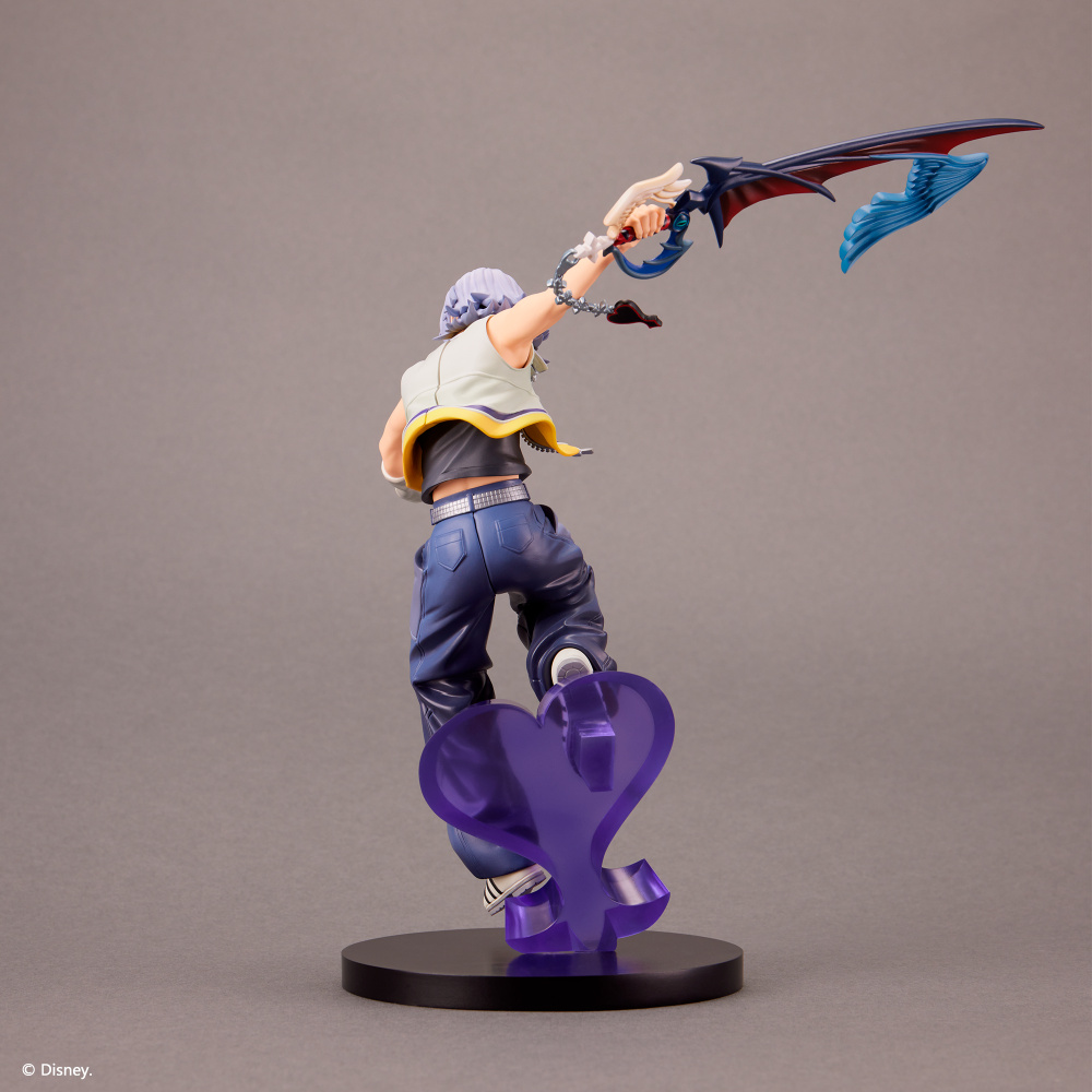 Descubre el apasionante mundo de Figura Kingdom Hearts II Form-ISM Riku.