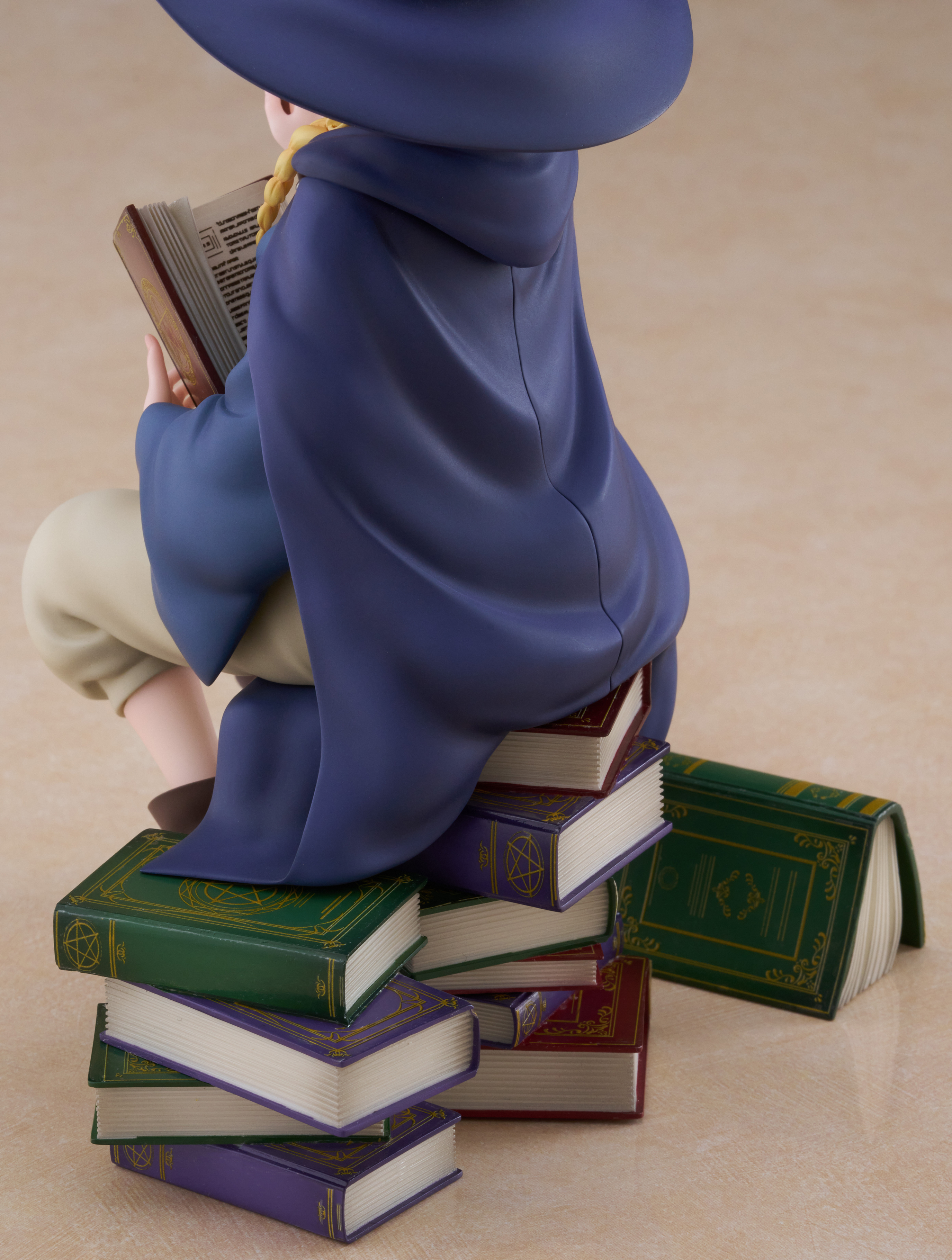 Descubre el apasionante mundo de Figura Marcille Versión Estudiante Delicious in Dungeon.