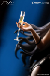 Descubre el apasionante mundo de Figura Arknights Schwarz Versión Vestido.