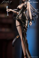 Descubre el apasionante mundo de Figura Arknights Schwarz Versión Vestido.