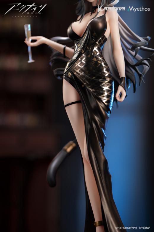 Descubre el apasionante mundo de Figura Arknights Schwarz Versión Vestido.